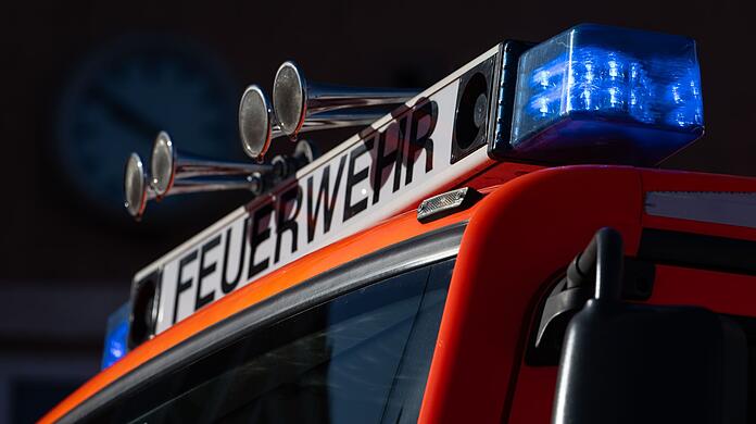 Ein Rentner kommt nach einem Wohnungsbrand mit Rauchgasvergiftung ins Krankenhaus. (Symbolbild)