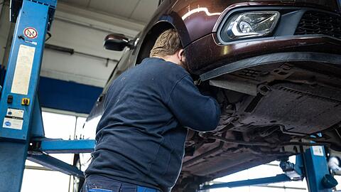 Reparaturen und Wartungen von Autos sind in den vergangenen Jahren deutlich teurer geworden. (Archivbild)