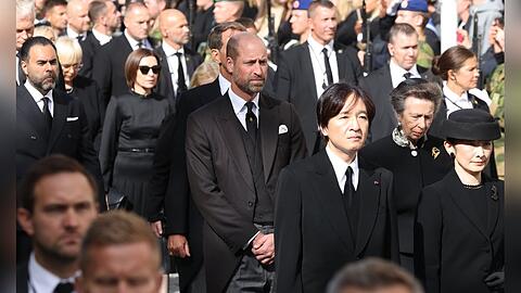 Prinz William und Prinzessin Anne waren am Mittwoch Teil des Trauerzugs in Oslo. Vor ihnen: Japans Kronprinz Akishino und dessen Ehefrau Kiko.