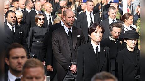 Prinz William und Prinzessin Anne waren am Mittwoch Teil des Trauerzugs in Oslo. Vor ihnen: Japans Kronprinz Akishino und dessen Ehefrau Kiko.