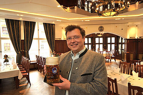 Wolfgang Sperger stellt das neue Erkerzimmer im Hofbräuhaus vor