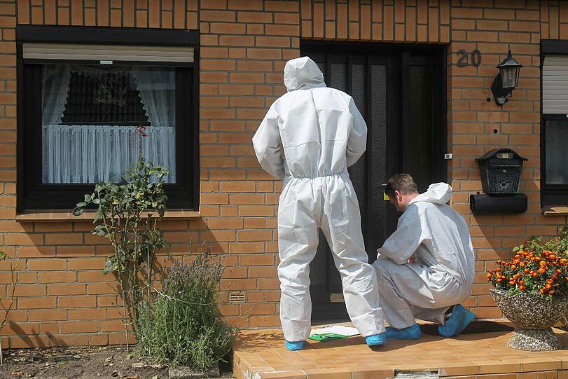 Polizeibeamte sichern nach dem Fund von brennenden Leichenteilen bei Buxtehude die Spuren. (Foto: Polizeiinspektion Stade)