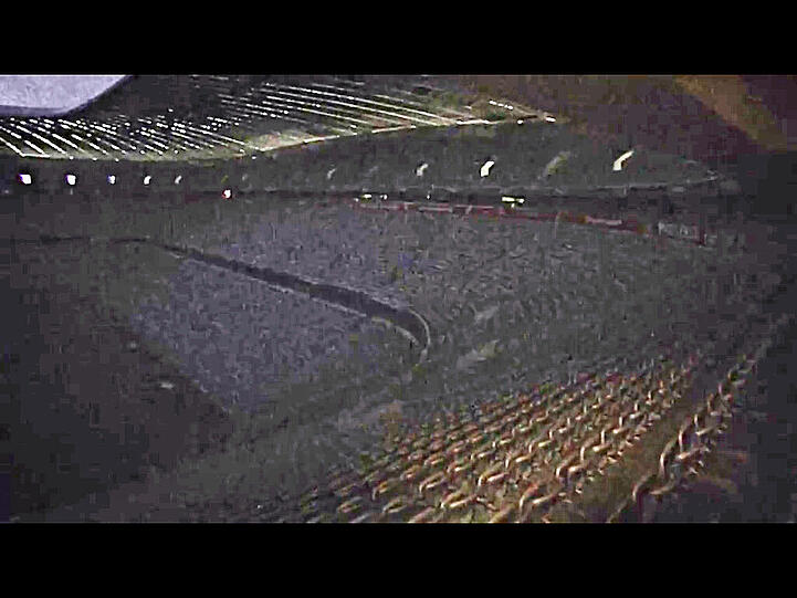 Fiese Attacke mitten ins Herz des FC Bayern: Vermummte dringen in die Allianz Arena ein und sprühen mit Spezial-Kreide das Logo des BVB an das Fenster einer VIP-Loge.