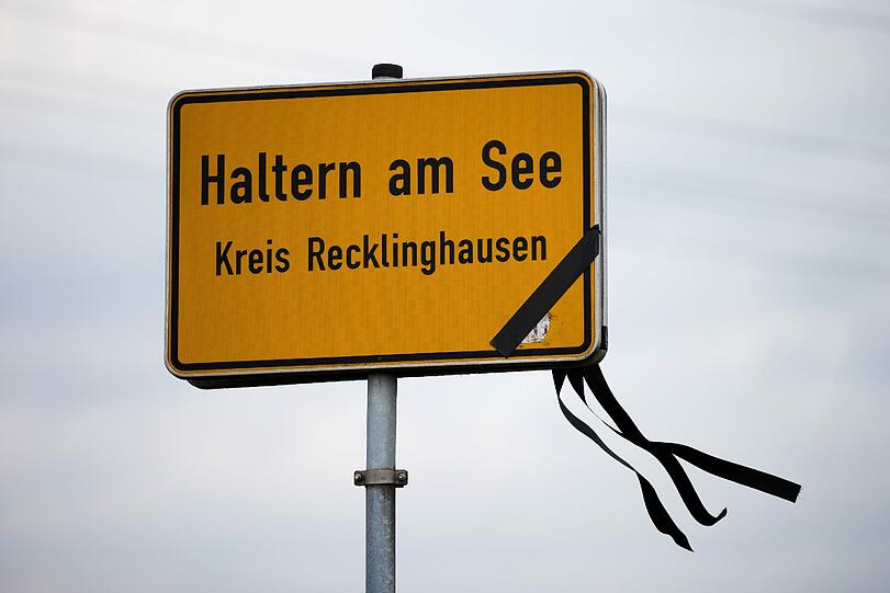 Die Menschen in Haltern trauern um die 16 Schüler und zwei Lehrer, die bei dem Germanwings-Absturz ums Leben gekommen sind