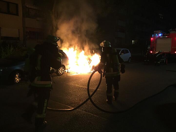 Beim Einparken fing der Motorraum des Fiat plötzlich an zu brennen.