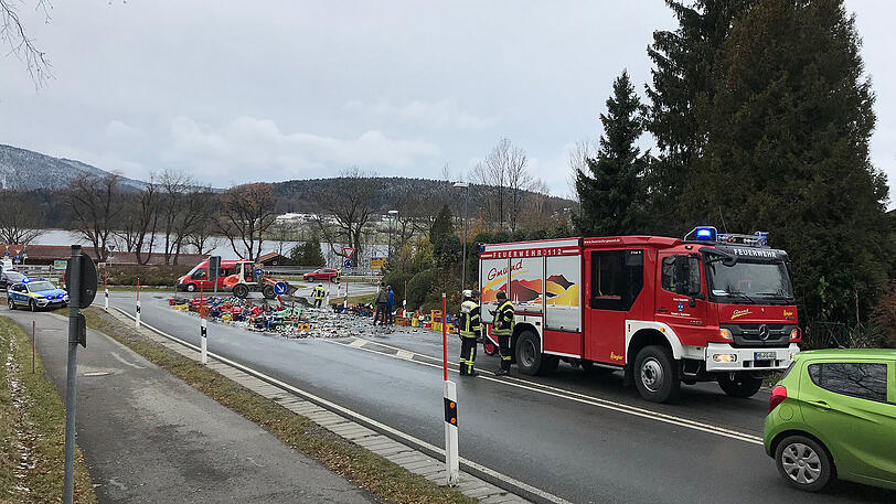 Scherbenhaufen in Gmund: Der Getränkelaster verlor seine gesamte Ladung. Die Bilder.