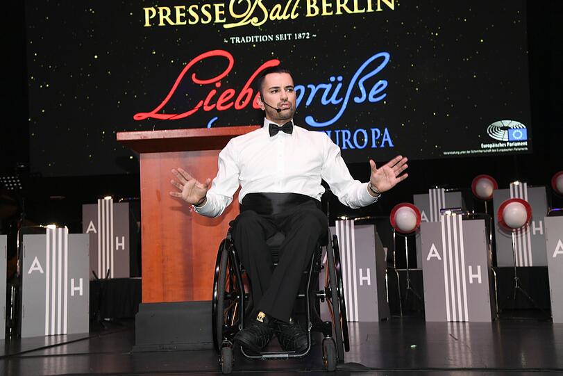Tan Caglar ist ein Multi-Talent: Nach einer Karriere als Model, Coach und Rollstuhlbasketballer lockerte er als Comedian die Stimmung auf.