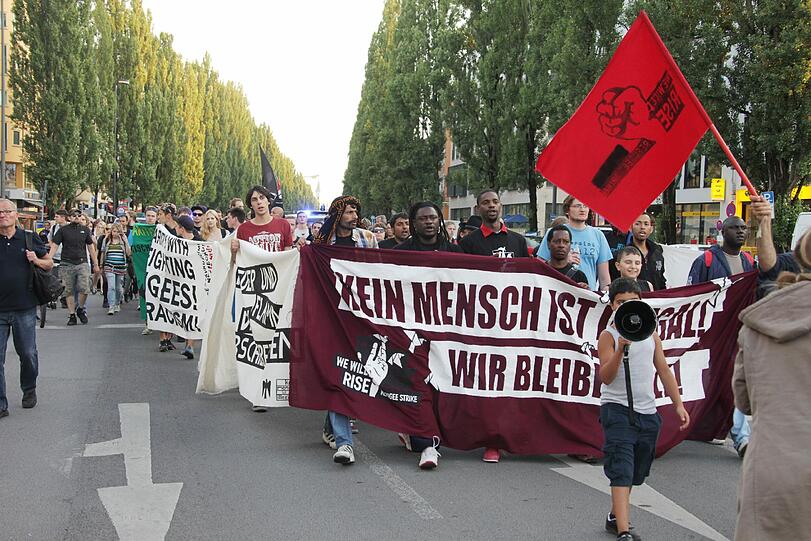 Mit Plakaten und Fahnen zogen die Flüchtlinge und ihre Unterstützer durch München.