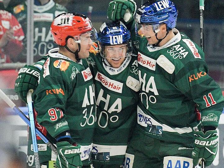 Augsburger Panther, Matthew White, David Stieler und Adam Payerl jubeln nach einem Tor. Foto: Stefan Puchner/dpa/Archivbild