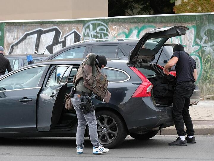 Vorbereitung: Einsatzkräfte legen in Halle ihre Ausrüstung an.