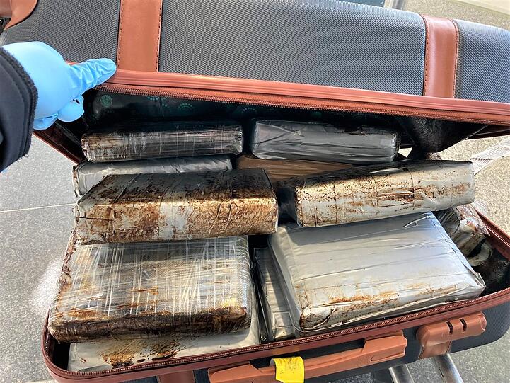 Der geöffnete Koffer, vollgestopft mit 22 Kilo Kokain.