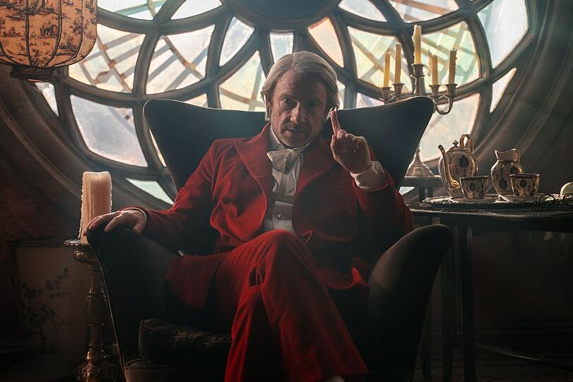 Meister Hora (Martin Freeman).