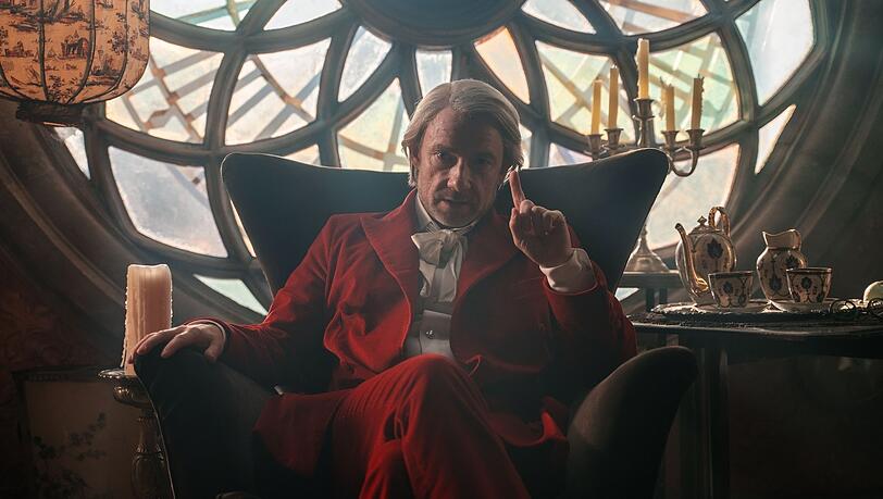 Meister Hora (Martin Freeman).