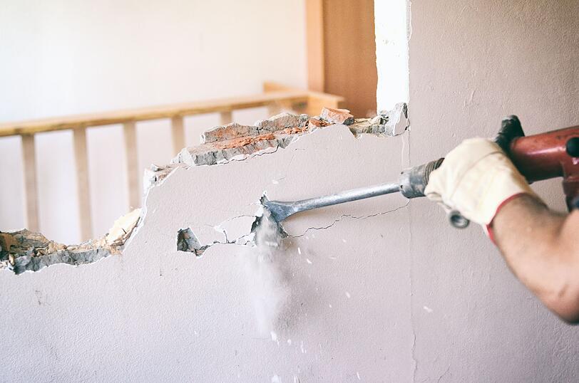 Sie planen ein umfangreicheres Innenausbau-Projekt und wollen dabei auch eine Wand einrei&szlig;en? Dann brauchen Sie mehr als nur Mut und einen Bohrhammer. Tragende W&auml;nde d&uuml;rfen nur nach statischer Pr&uuml;fung ver&auml;ndert werden. Ziehen Sie im Zweifelsfall einen Experten hinzu - Ihre Sicherheit und die Stabilit&auml;t Ihres Hauses stehen auf dem Spiel.