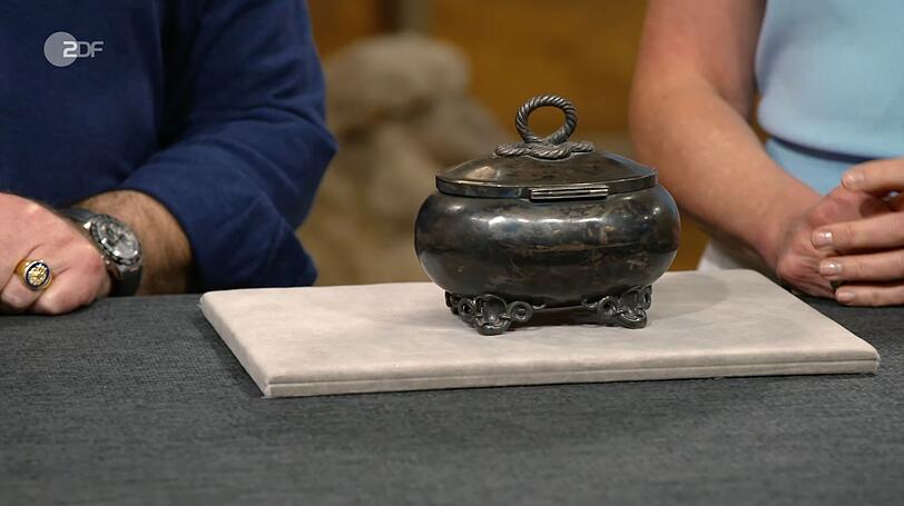 Eine Zuckerdose aus 800er Silber datierte Heide Rezepa-Zabel nach 1886 bis 1905.