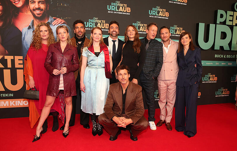Bei der Premiere von "Der perfekte Urlaub" in München: Regisseur Bora Dagtekin (M.) und Produzentin Lena Schömann (r.) mit dem Cast rund um Schauspieler Elyas M'Barek (3. v. l.). Bei der Premiere von "Der perfekte Urlaub" in München: Regisseur Bora Dagtekin (M.) und Produzentin Lena Schömann (r.) mit dem Cast rund um Schauspieler Elyas M'Barek (3. v. l.).