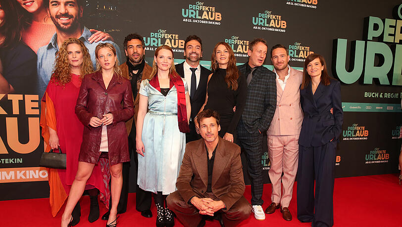 Bei der Premiere von "Der perfekte Urlaub" in München: Regisseur Bora Dagtekin (M.) und Produzentin Lena Schömann (r.) mit dem Cast rund um Schauspieler Elyas M'Barek (3. v. l.). Bei der Premiere von "Der perfekte Urlaub" in München: Regisseur Bora Dagtekin (M.) und Produzentin Lena Schömann (r.) mit dem Cast rund um Schauspieler Elyas M'Barek (3. v. l.).