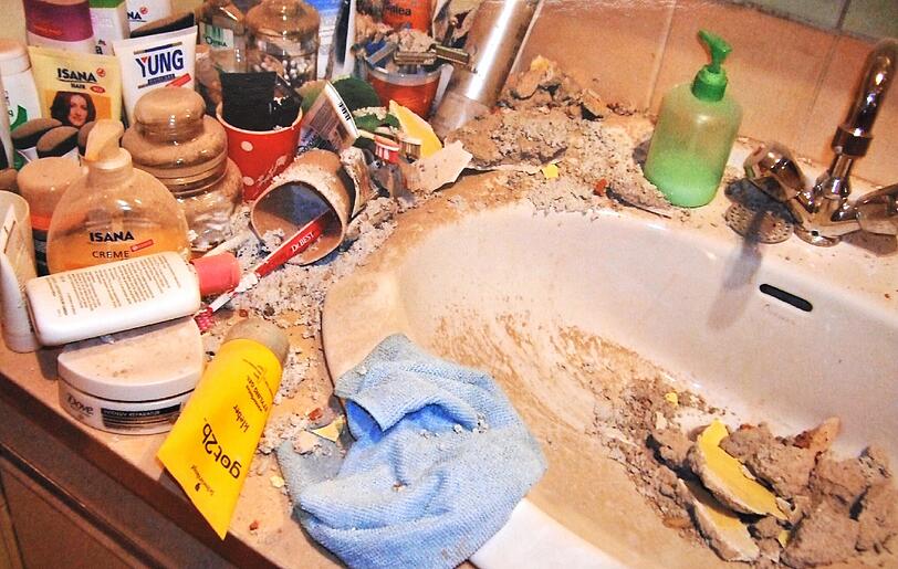 Überall Staub und Dreck: In Danica Pracajs Wohnung sind Arbeiter aus der Nachbarwohnung durchgebrochen.