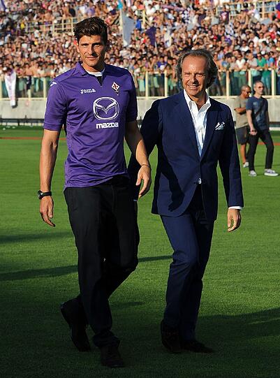 Mario-Mania in Florenz! Am Montag wurde Mario Gomez als neuer Angreifer des AC Florenz vorgestellt. Viele Tausend Fans der Violetten feierten die Ankunft des Stürmers im Stadion. Sehen Sie hier die Bilder!