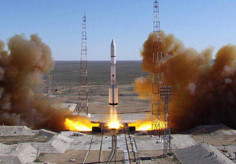Eine russische Protonen-Rakete hebt von der Abschussrampe "Kazakhstan's Baikonur cosmodrome" ab.