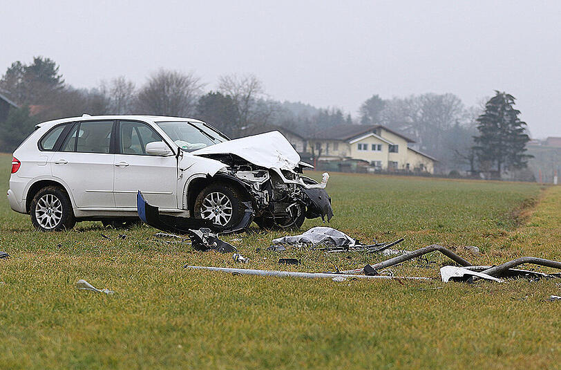 Bilder vom Unfallort in Tabing. Am Samstagmittag kam er hier zum Zusammenstoß zweier Fahrzeuge, die Fahrerin des roten VW Polo verstarb noch am Unfallort.