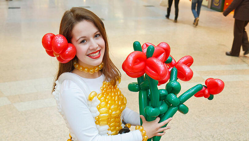 Am Ende der Ausstellung verteilt eine Dame Ballonblumen. Am Ende der Ausstellung verteilt eine Dame Ballonblumen.