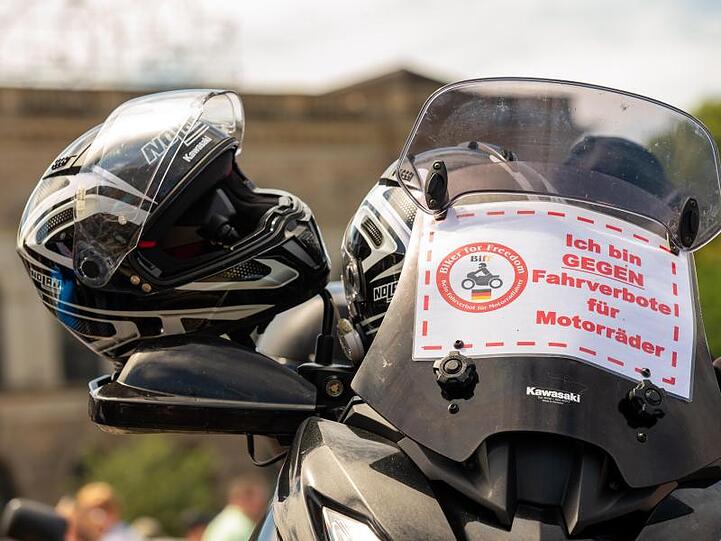 Ein geparktes Motorrad mit einem kleinen Banner . Foto: Daniel Schäfer/dpa-Zentralbild/dpa