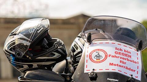 Ein geparktes Motorrad mit einem kleinen Banner . Foto: Daniel Schäfer/dpa-Zentralbild/dpa