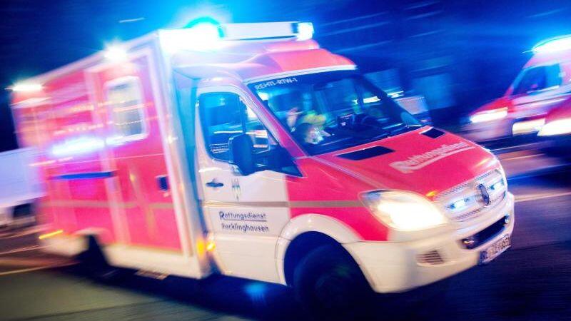 Ein Rettungswagen fährt mit Blaulicht durch eine Straße. (Symbolbild)