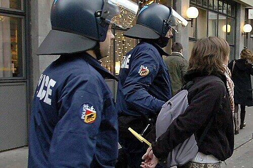 Berner Polizisten nehmen einen Demonstranten fest