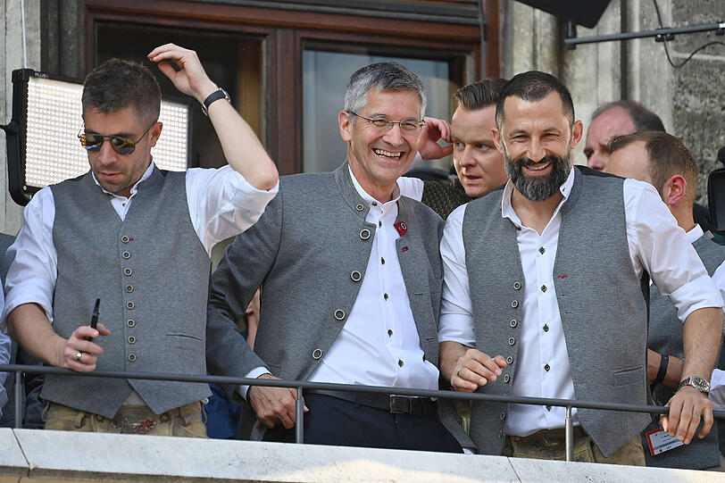 Von rechts: Hasan Salihamidzic, Herbert Hainer und Marco Neppe feiern die Meistertitel auf dem Rathausbalkon.