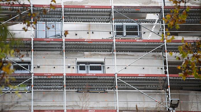 Eine Baugerüst an einem Wohnhaus.