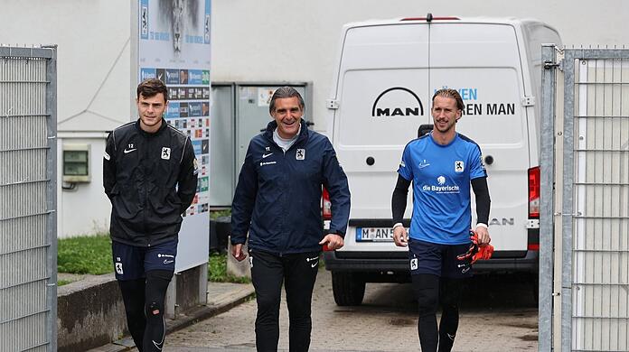 David Richter (l.) und Marco Hiller (r.) flankieren Torwart-Trainer Harry Huber.