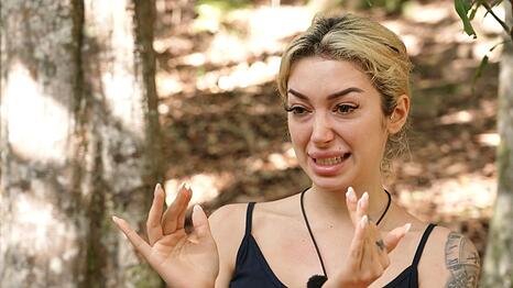 Auf dem Weg zur Dschungelpr&uuml;fung eskaliert ein Streit zwischen Ariel und Eva.