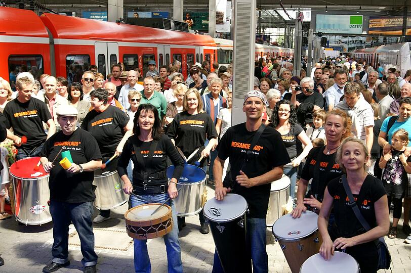 Trommeln auf dem Bahnsteig, 1000 Münchner Feiernde und die alte S-Bahn von 1972: Anlass für das Fest am Samstag war das S-Bahn-Jubiläum.