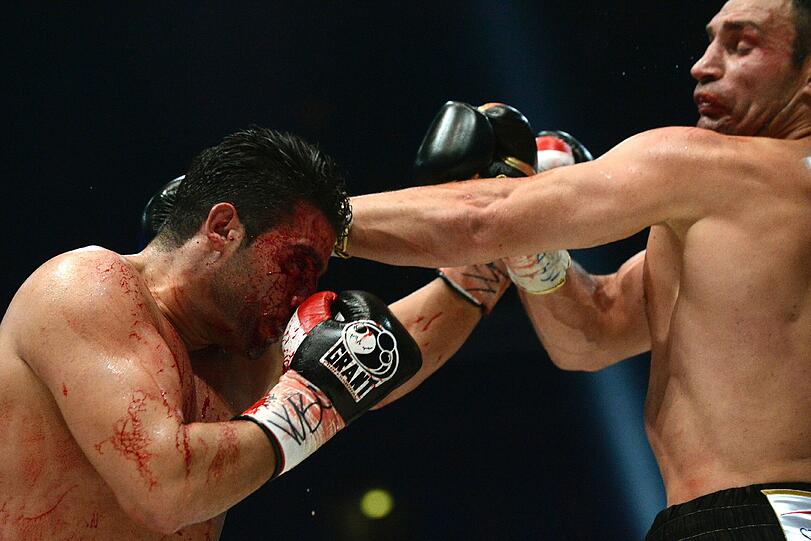 Er blutet und blutet: Charr gibt gegen Klitschko nicht auf.