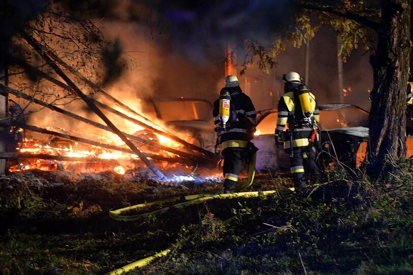 Brand auf einem Bauernhof in Aying: Wertvolle Oldtimer sind durch die Flammen in einer Lagerhalle völlig zerstört worden. Die Bilder.
