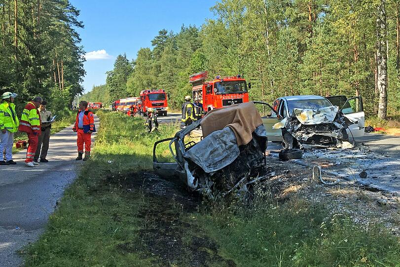 Das Geschlecht der Person am Steuer des ersten Wagens war zunächst ebenso unklar wie die Identitäten der weiteren Beteiligten.