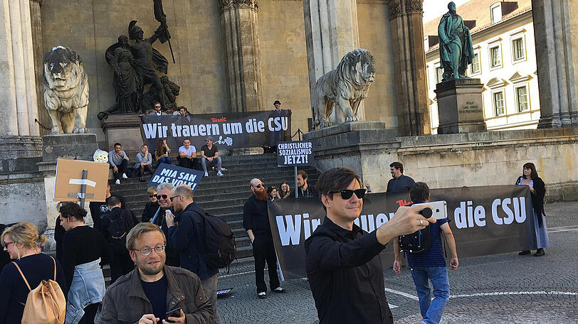 Das Satiremagazin "Titanic" hat am Montag zum "Trauermarsch" aufgerufen. Hintergrund ist das schlechte Wahlergebnis für die CSU.
