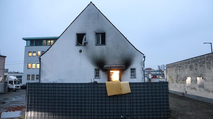 Bayern, Nürnberg: Brandspuren sind an einem Haus zu sehen. Bei dem Brand in dem Nürnberger Wohnhaus sind vier Kinder und eine Frau ums Leben gekommen.