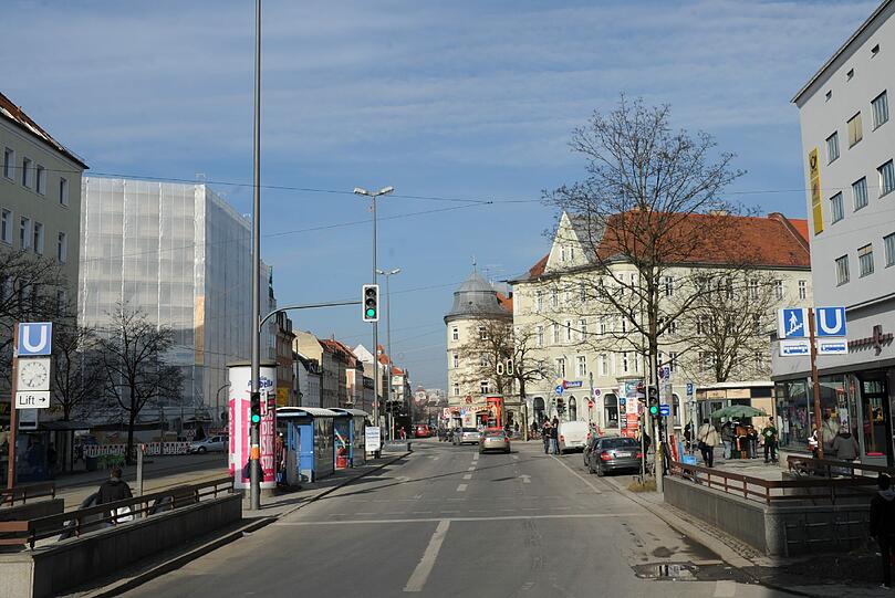 Von der Tegernseer Landstraße fährt man Richtung Autobahn.