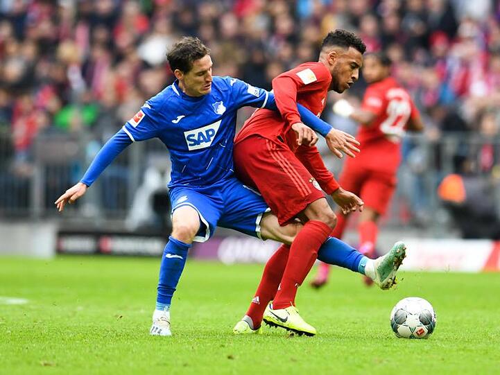 Sebastian Rudy (l) von Hoffenheim und Corentin Tolisso von Bayern kämpfen am 05.10.2019 um den Ball. Foto: Tobias Hase/dpa/Archivbild