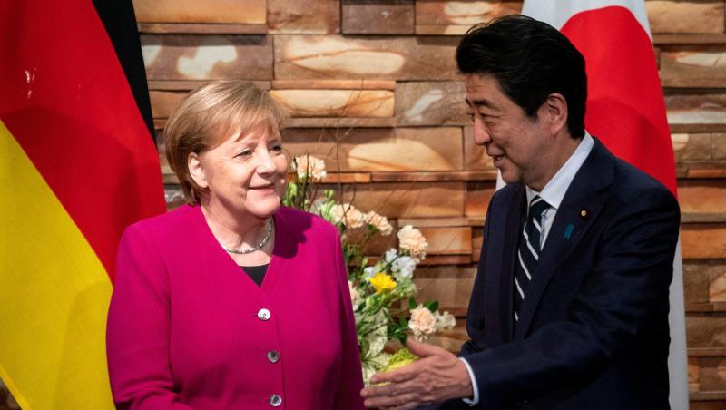 Angela Merkel wird von Shinzo Abe begrüßt.