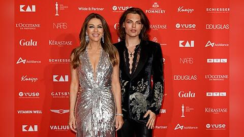 Liz Hurley und Sohn Damian posieren bei den Spa Awards.