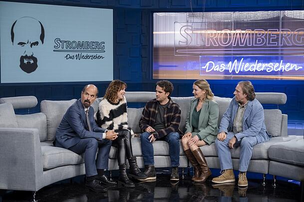 Wiedersehen: Bernd Stromberg (Christoph Maria Herbst) Jennifer Schirrmann (Milena Dreissig), Ulf Steinke (Oliver Wnuk), Tanja Steinke (Diana Staehly), Berthold Heisterkamp (Bjarne Mädel) (v.r.n.l.).