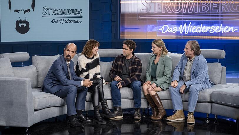 Wiedersehen: Bernd Stromberg (Christoph Maria Herbst) Jennifer Schirrmann (Milena Dreissig), Ulf Steinke (Oliver Wnuk), Tanja Steinke (Diana Staehly), Berthold Heisterkamp (Bjarne Mädel) (v.r.n.l.).