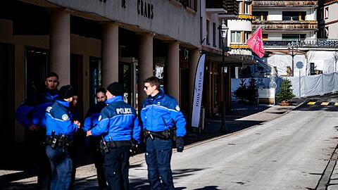 Die Polizei &auml;u&szlig;ert sich nicht zu Spekulationen &uuml;ber die Ursache f&uuml;r das Feuer.