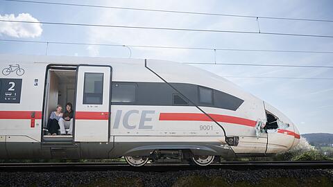 Ein Ersatzzug kam zur Unfallstelle, um die Fahrg&auml;ste aus dem ICE aufzunehmen.