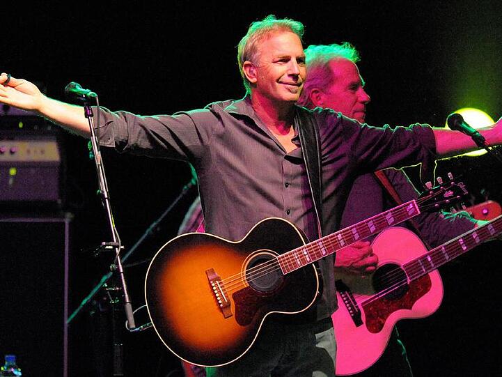 Kevin Costner singt.