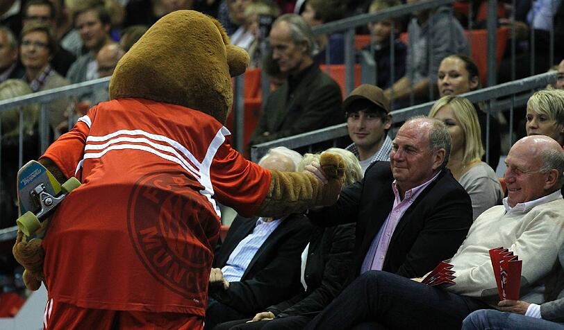 FC Bayern gegen die Phantoms Braunschweig: Die Promis zittern mit den Basketballern. Die Bilder
